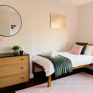  Holiday home Bowling Terrace By Above Rubies - Stylish, 3 Bedroom, Pet Friendly House In